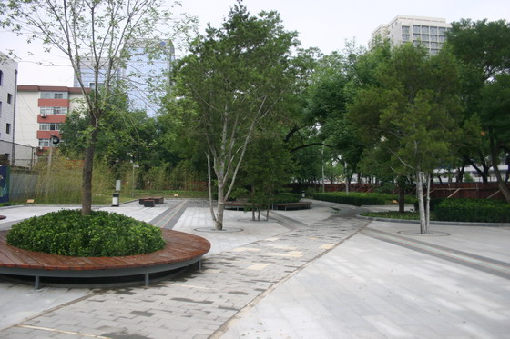 清華東路道路綠化工程學(xué)院廣場(chǎng)