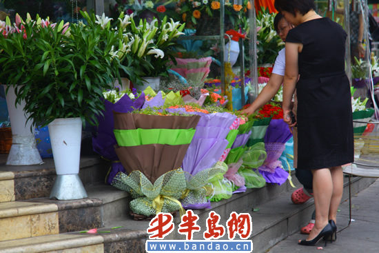 5毛一張的包裝紙賣10元錢 花店包裝20倍暴利 差價(jià)驚人