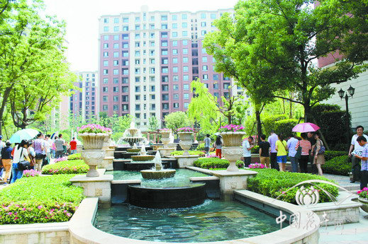 中央景觀帶采用典型英式園林設(shè)計手法