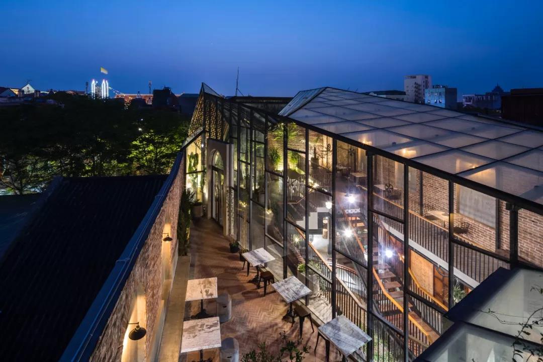 No.1986 咖啡餐廳，奇奇怪怪的‘烏鴉嘴’空間 / Le House