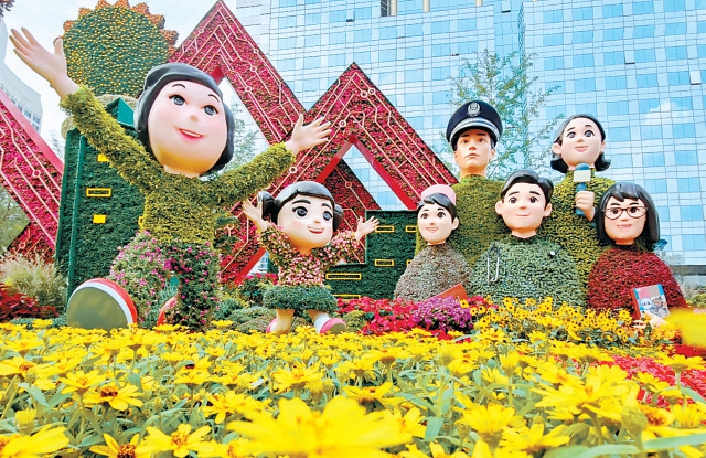 十里長街花團(tuán)錦簇迎國慶佳節(jié)市民游客打卡賞花祝福祖國