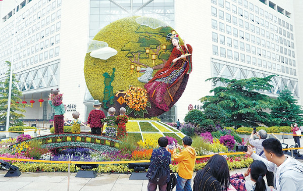 十里長街花團(tuán)錦簇迎國慶佳節(jié)市民游客打卡賞花祝福祖國
