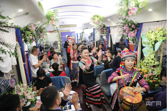 昆明至北京開(kāi)通全國(guó)首趟花卉主題列車